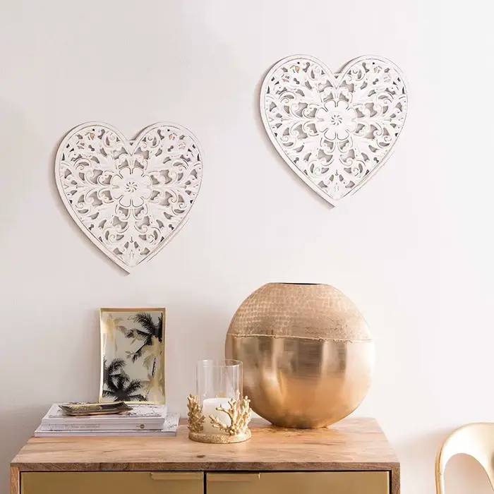 Décor mural en bois sculpté creux