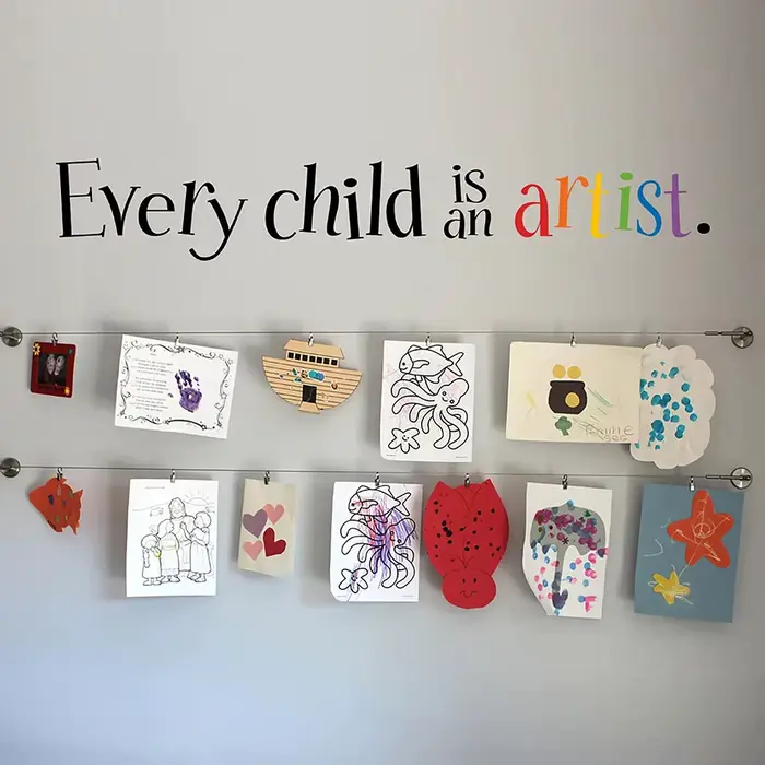 Autocollants muraux colorés pour chaque enfant est un artiste