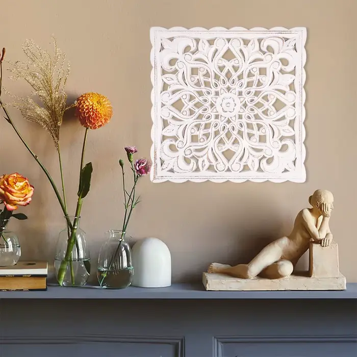 Décor mural en bois sculpté creux