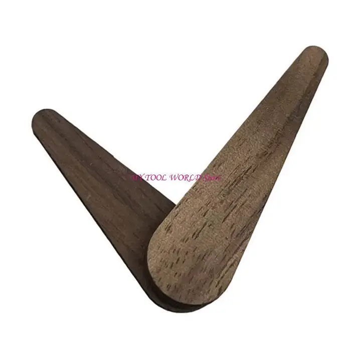 Réparation mécanismes mouvement l'horloge murale avec les mains du bois pour les décors maison faisant A2BB