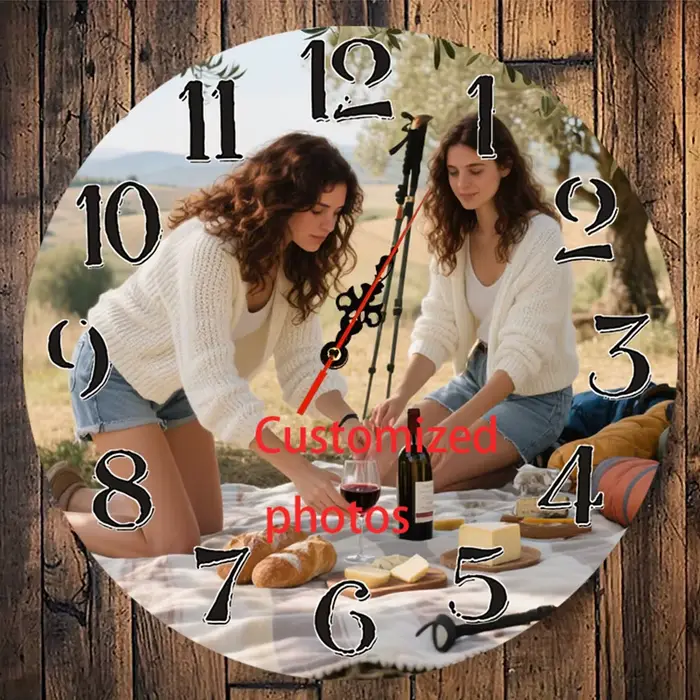 Une horloge murale sur image personnalisée sur le thème de la photo de camping en plein air - une horloge murale personnalisée en bois de 12 pouces pour la décoration de la maison
