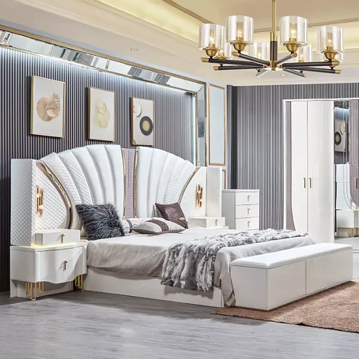 Un cadre en bois doré de luxe Royal