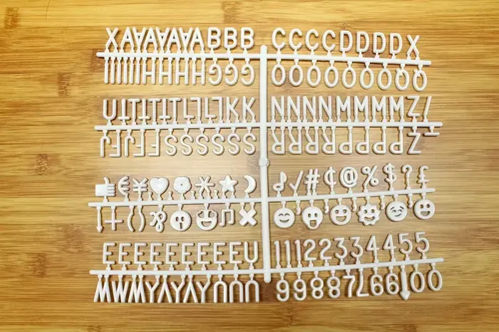 Lettres colorées de tableau de feutre