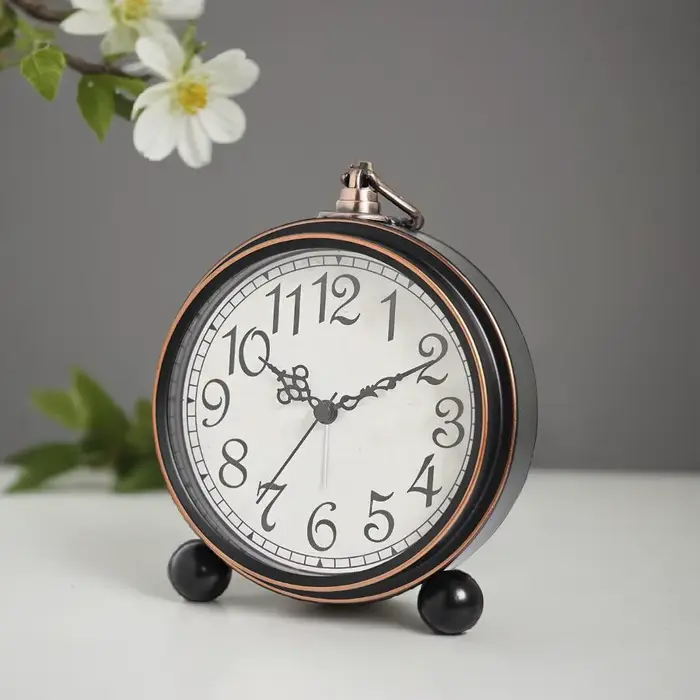 Horloge rétro à base métallique