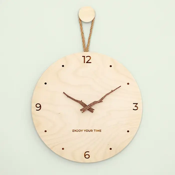 Horloge murale nordique en bois