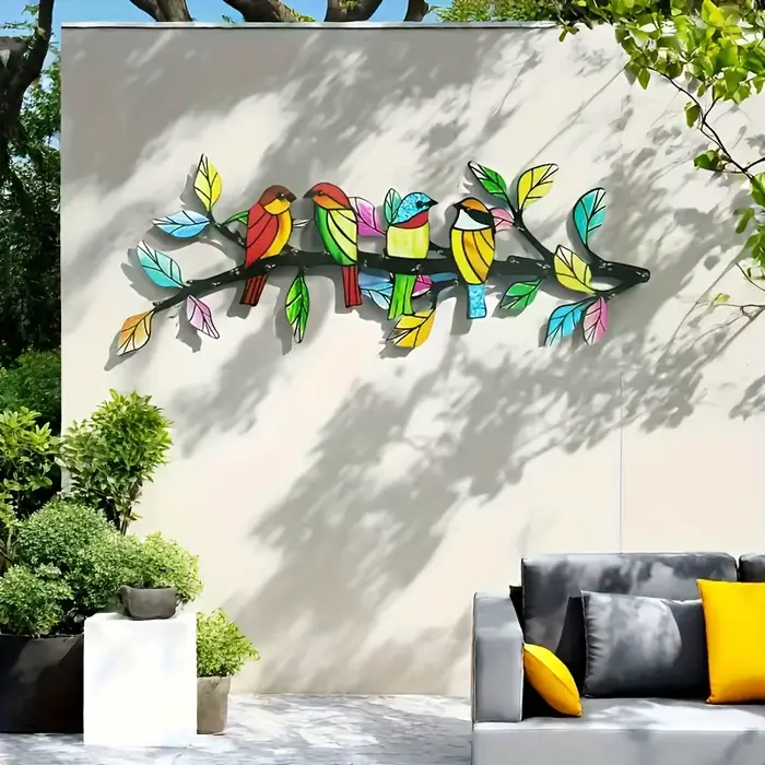 Une œuvre d'art murale unique en métal représentant un oiseau et des branches - Design vibrant et coloré