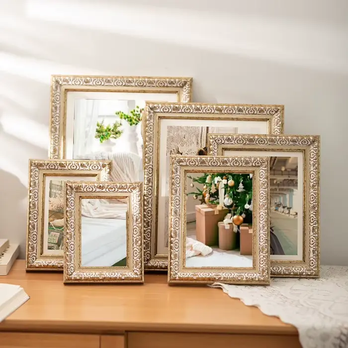 Cadre photo vintage avec finition blanche classique et compatibilité de plusieurs tailles conçu pour les options d'affichage dans n'importe quelle pièce