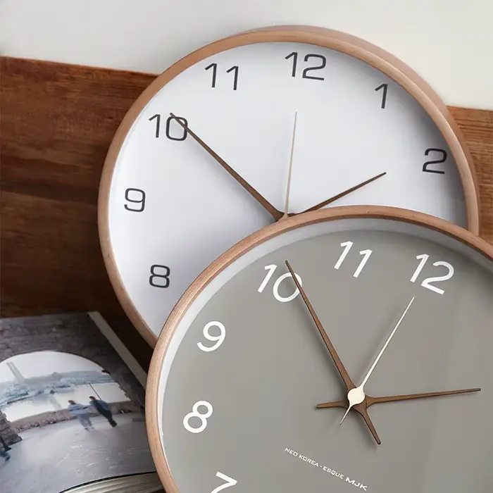 Horloge murale nordique en bois massif