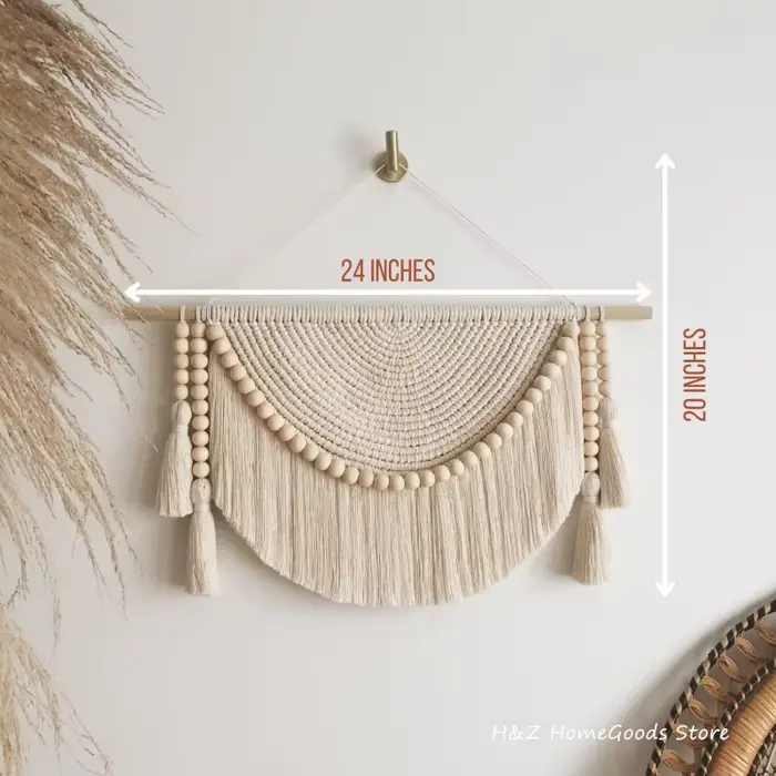 Tapisserie murale en macramé avec perles en bois et glands
