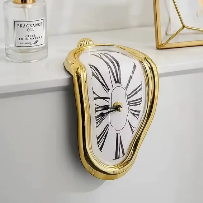 Horloge Murale Fondue Surréaliste et Silays euse de Style Salvumen et Dali
