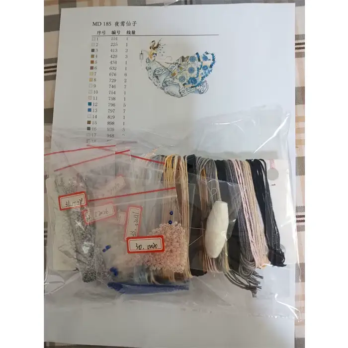 Analyste de broderie d'horloge de fleur de tomate