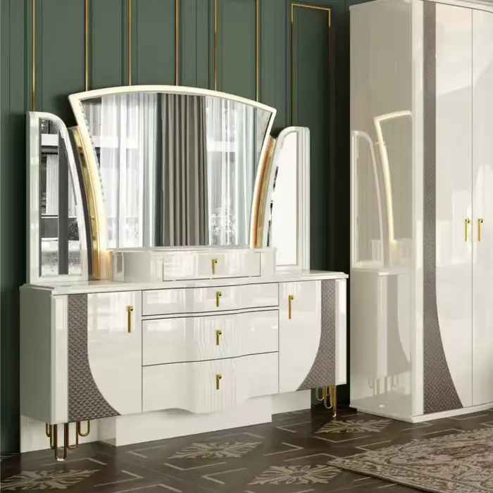 Un cadre en bois doré de luxe Royal