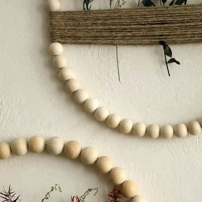 Couronne de porte en perles de bois