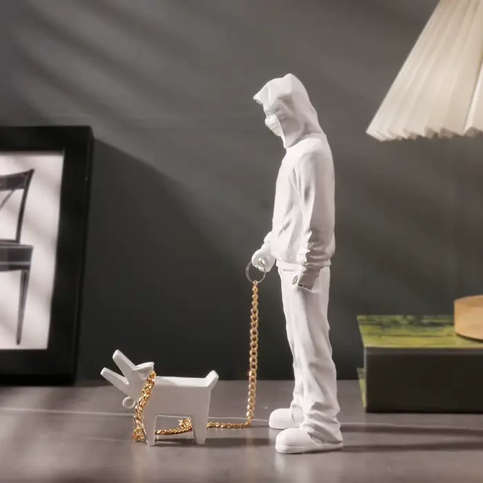Banksy un homme tendance jouant avec des chiens, jouets de mode blancs, sculptures artistiques et or