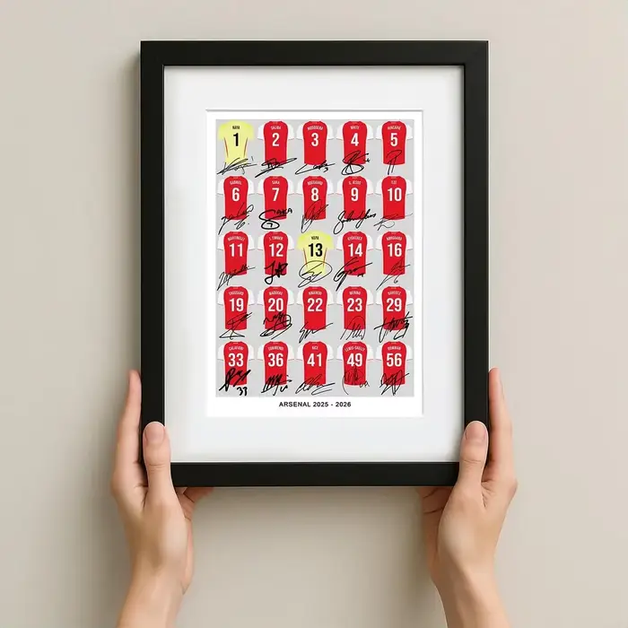 Décoration murale de l'équipe de l'Arsenal 2025-2026 - Collage encadré avec des maillots de joueurs (Saka