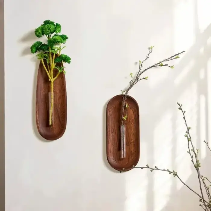 Vase mural européen en bois