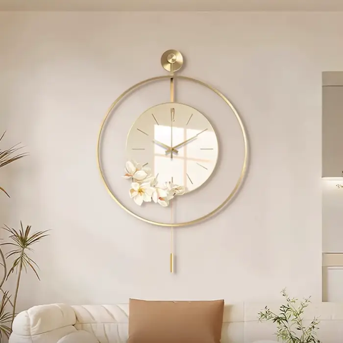 Horloge murale exquise en porcelaine et cristal