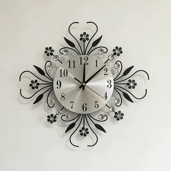 Horloge murale en fer forgé