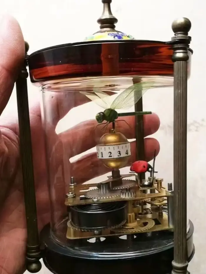 Horloge mécanique en laiton et verre