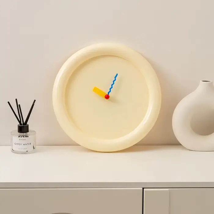 Horloge murale moderne crémeuse ronde silencieuse