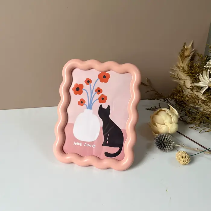 Cadre photo ondulé de 6 pouces |   Porte-photos Squiggle d'inspiration nordique pour bureau et mur |