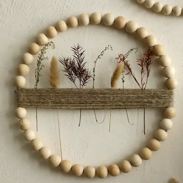 Couronne de porte en perles de bois