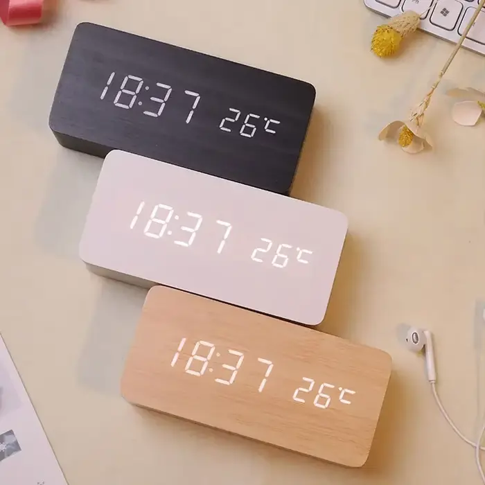 Horloge Murale Électronique en Bois