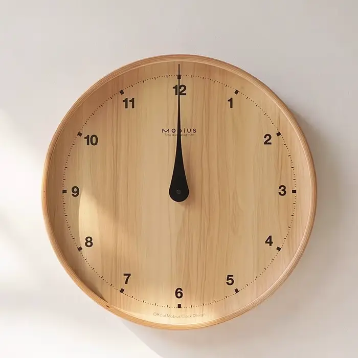 L'horloge murale en bois originale