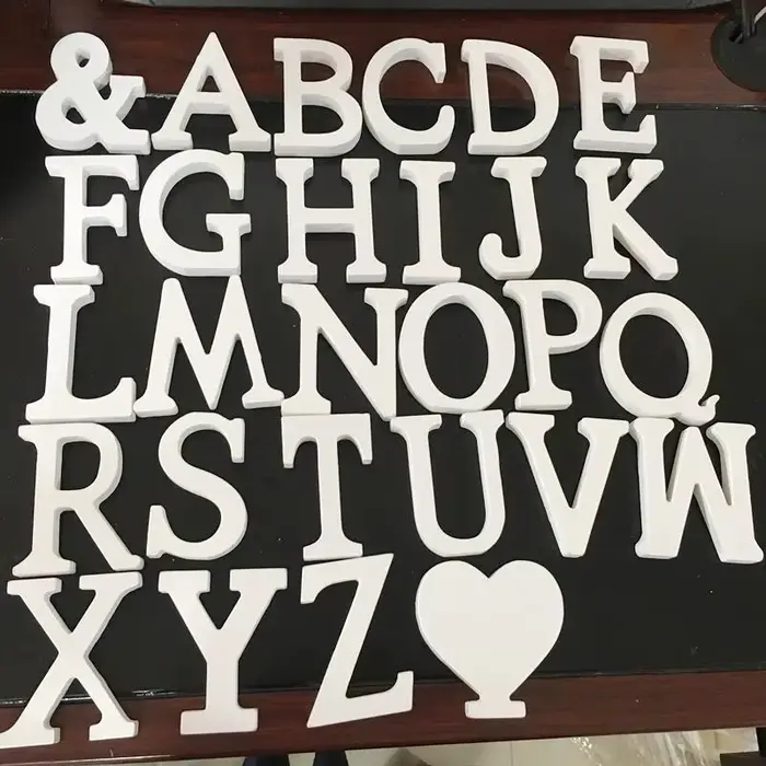 Lettre en bois blanche avec nom de l'alphabet personnalisé