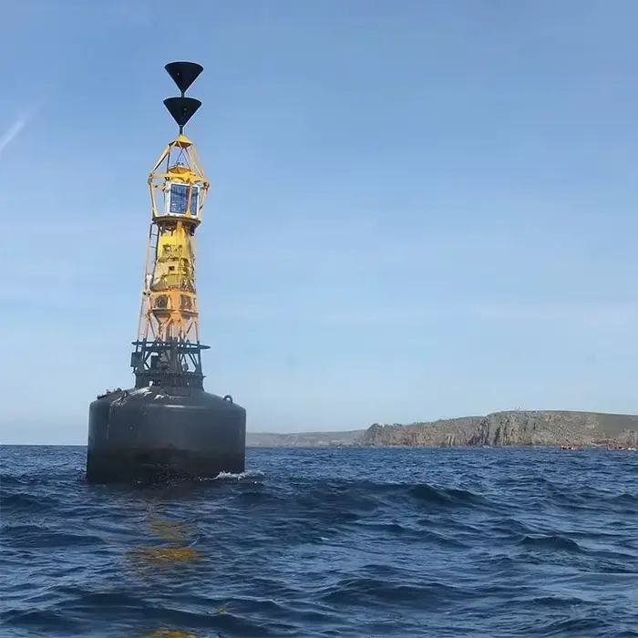 Panneaux de navigation et bouées auxiliaires du rivière marine et du lac