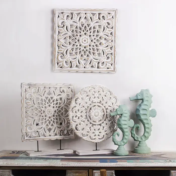 Décor mural en bois sculpté creux