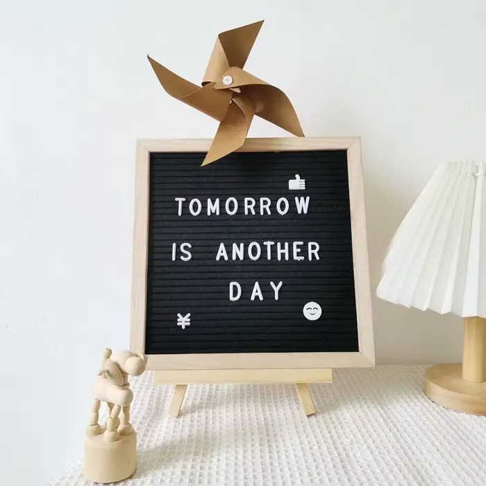 Tableau de messages en bois simple avec lettres modifiables