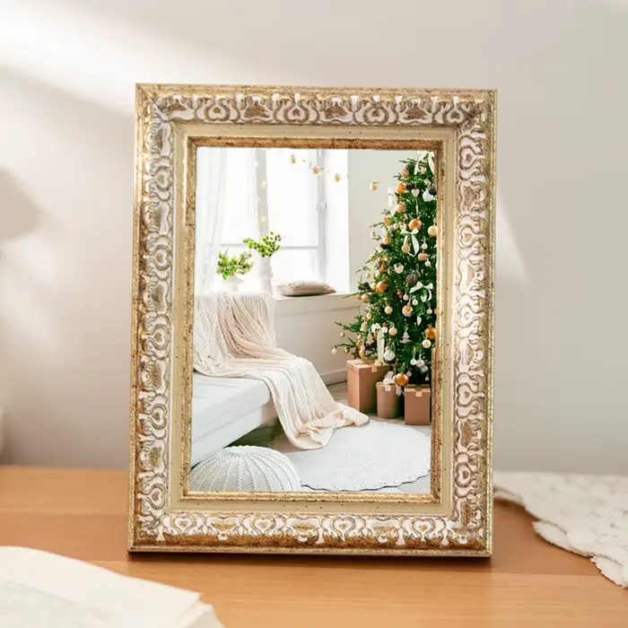 Cadre photo vintage avec finition blanche classique et compatibilité multi-tailles, conçu pour des o