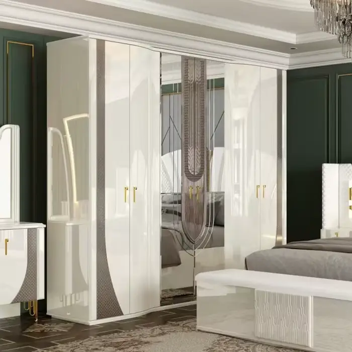 Un cadre en bois doré de luxe Royal