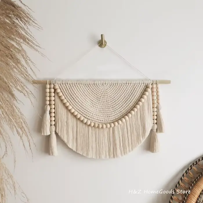 Tapisserie murale en macramé avec perles en bois et glands