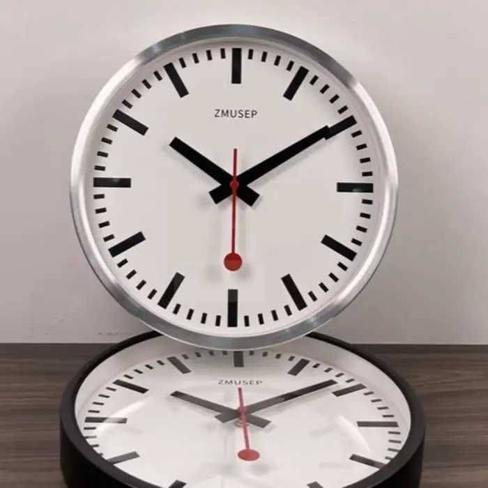Horloge murale en métal de luxe
