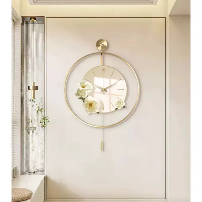 Horloge murale exquise en porcelaine et cristal
