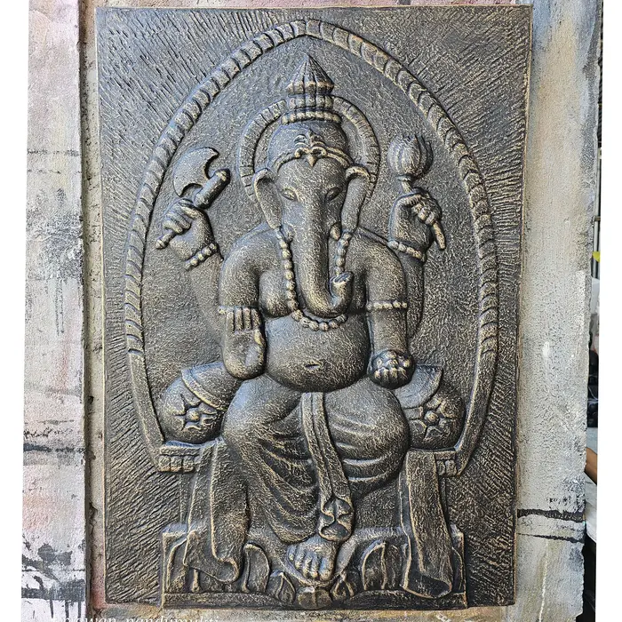 Grand Cadre en Fer Ganpati en Relief Doré Antique - 0,7x1m