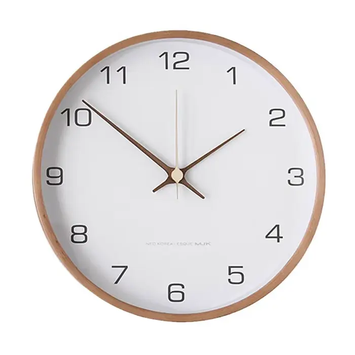 Horloge murale nordique en bois massif