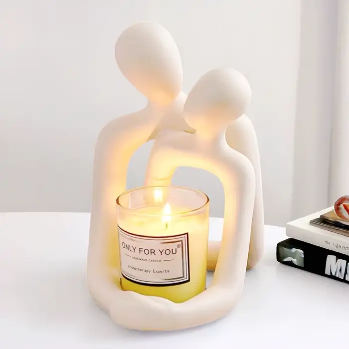 Sculpture abstraite de couple s'embrassant