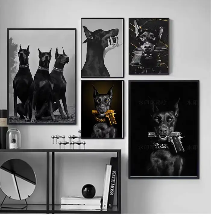 Tableau sur toile moderne : Doberman noir avec pistolet doré – Art mural animalier de luxe pour salon