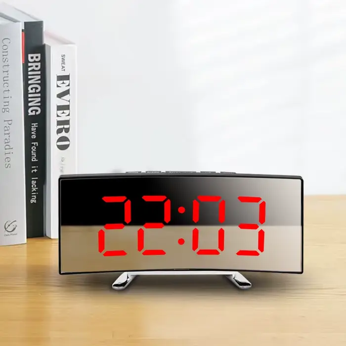 Horloge électronique incurvée créative, grand écran LED, batterie enfichable, réveil miroir à usage
