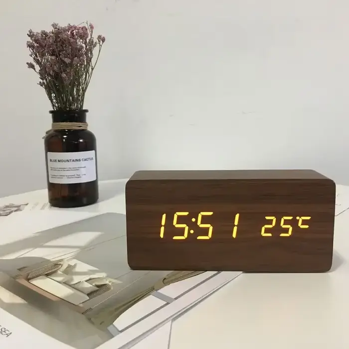 Horloge Murale Électronique en Bois