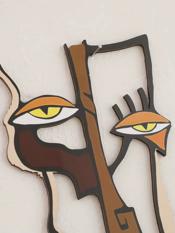 Décoration murale en bois avec visage abstrait