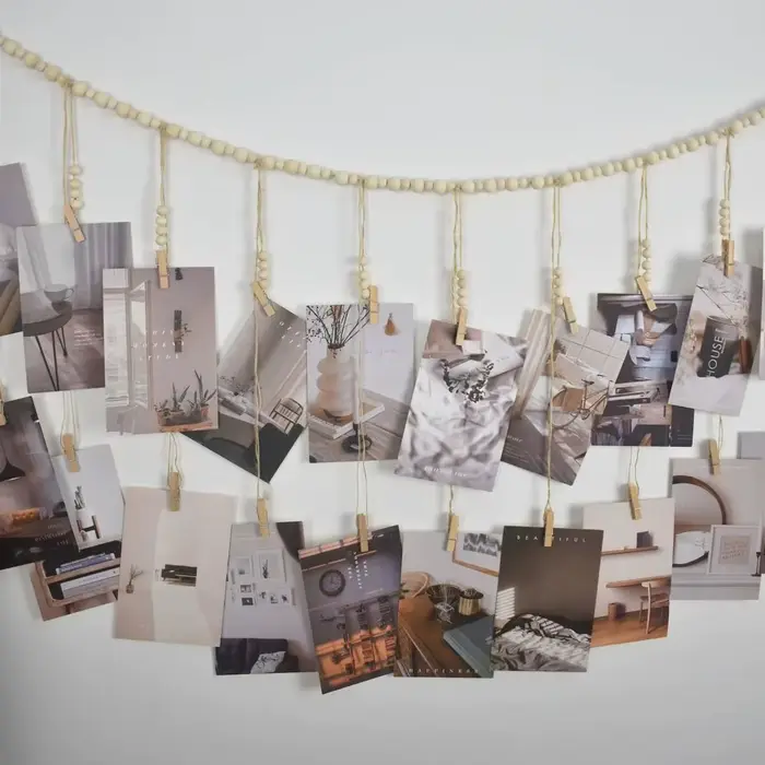 Chaîne de suspension murale pour photos avec clips à pompons en bois et cadres photo à perles en bois, décoration murale pour la maison, la chambre et le dortoir