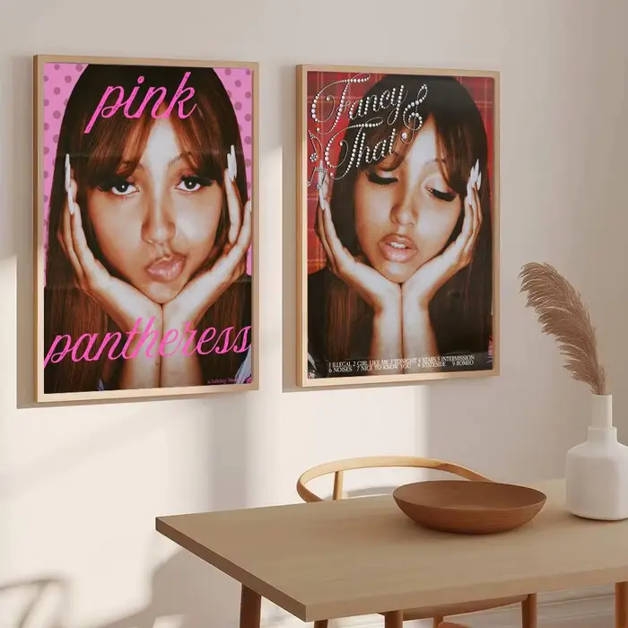 Affiche murale moderne sur toile avec peinture et calligraphie de la chanteuse pop P-PinkPantheress