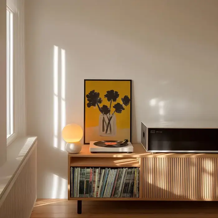 Impression d'art mural floral abstrait, fleurs noires dans une illustration de vase jaune, affiche b