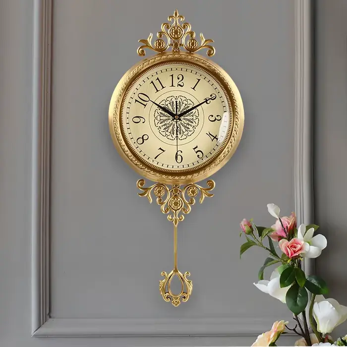 Horloge murale de salon en métal et laiton