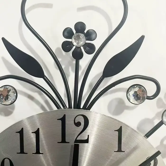 Horloge murale en fer forgé