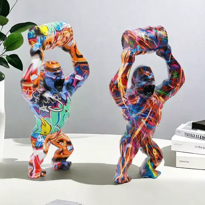 Sculpture en résine de gorille colorée